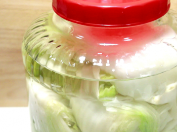 step1: 醃泡一顆約3-4斤的大白菜, 需要準備一個約3.6公升的容器, 不能完全密合也沒關係。在醃泡的過程中, 更為重要的, 是所有菜葉都需浸在湯汁中和容器中不要沾到油份。