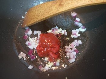 step4: 蕃茄醬汁：蒜頭和紫洋蔥切碎。在一鍋內放少許橄欖油，炒香蒜粒和洋蔥粒。