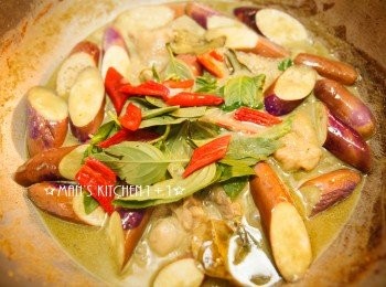 step5: 最後加入魚露、糖調味後，放入辣椒段、九層塔並拌煮30~60秒就完成了，是不是超簡單！！