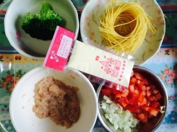 step1: 天使麵煮稔剪碎、免治豬肉加少許鹽和生粉水略醃、西蘭花烚熟。