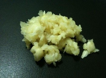 step1: 取出平底鍋，倒入少許苦茶油（或是其他耐高溫的油品也可以），放上薑蒜醬，開中火。