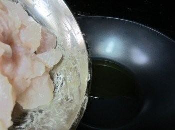 step3: 然後熱油鍋，油溫約8分熱時，將醃制好的魚片下鍋炒至基本熟，很快不到2分鐘，馬上盛起備用。