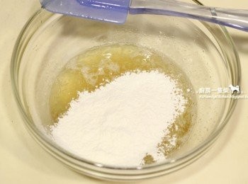 step3: 篩入低筋麵粉，輕拌至無明顯結塊粉粒。