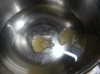 step1: 冰糖可以先用食用凍開水浸溶(作用是縮短煮溶冰糖時間)