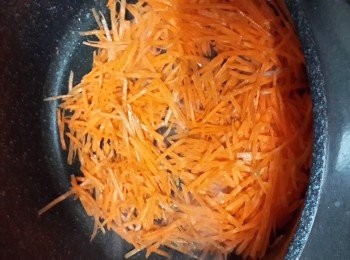 step5: 原鍋再加入小許油燒熱，倒入甘筍絲炒至軟身