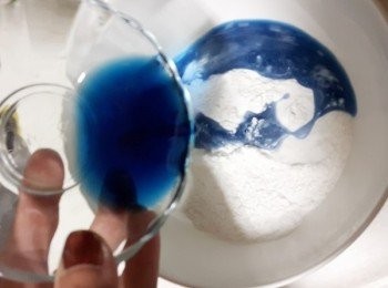 step1: 泡了蝶豆藍花的水加到糯米粉裡