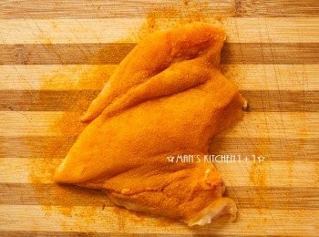 step1: 首先把<a href="https://bit.ly/3EZL8dD" target="_blank" data-keyword="雞胸" class="guide-link"><strong>雞胸</strong></a> <span style="display:inline-block;vertical-align:middle;margin-top:-3px;color:initial;border-radius:3px;padding:2px 3px;font-size:12px;line-height:14px;background:#87d300;color:#fff;">即買</span> 較厚的部分切薄並灑上咖哩粉和鹽，醃製約15分鐘。