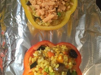step5: 洗淨甜椒，剖開，刮掉瓤，放入炒飯，放上素芝士。