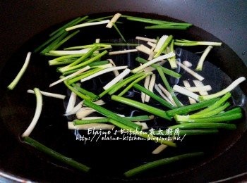 step3: 鑊中加入水 , 放入薑絲 , 蔥段及酒拌勻
