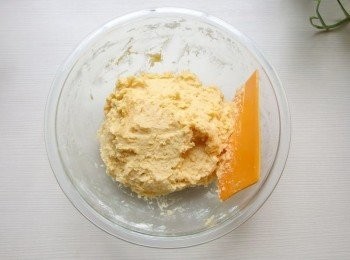 step7: 再加入剩餘的粉類,用刮刀按壓方式混合均勻(不要搓揉攪拌避免出筋,這樣外皮才會酥鬆)。