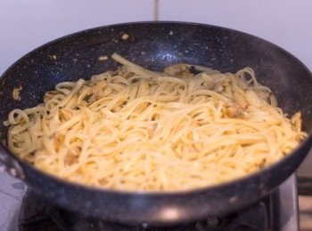 step6: 此時義大利麵應該接近熟透，撈起義大利麵，稍為隔去水份，直接放入鍋中調至中火，加入鹽，多炒約 1 分鐘炒勻後即可以上碟