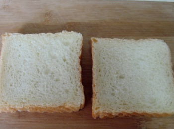 step1: 備好兩片原味吐司片。