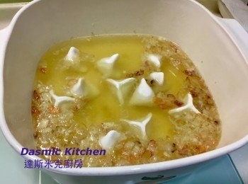 step4: 放入冷凍三角圓 (不要重疊!)， 蓋上鍋蓋， 沸騰後轉小火、續悶煮約5-6分鐘 (過程中可以掀蓋查看並小心攪動鍋底，以免沾黏！煮至水晶餃變成透明色即可！)