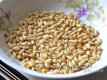 step2: 買回來的松子是生的
過水稍微沖一下放篩網中瀝水半個小時
放進預熱好 160 度的烤箱中
烘烤十分鐘即可，放涼備用。