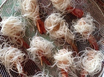 step2: 將蝦頭切出（連第1截肉切才不會在炸蝦頭時令膏悼去或太乾）先將牙韱桔入已剝好殻的蝦身成一直缐再卷上已泡水的米粉