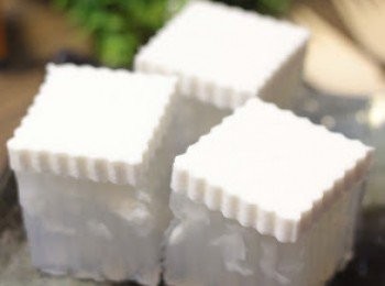 step8: 待稍涼加在椰青糕上，放入雪柜冷藏至凝固即成。