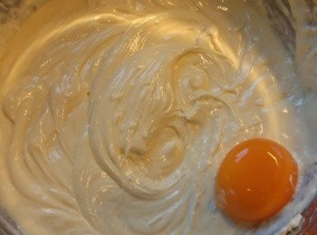 step3: 分兩次加入蛋黃拌勻。