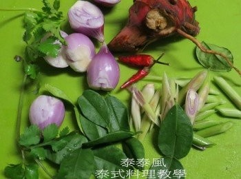 step1: 主要調味料 : 香菜、紅蔥頭、南薑、辣椒、香茅、卡菲爾萊姆葉