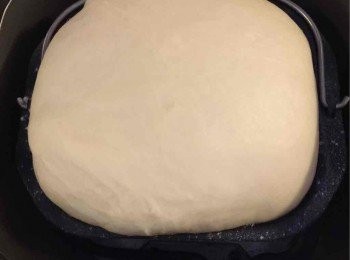 step1: 先將所有材料放進麵包機 ，除了橄欖油外，然後用搓包模式搓十五分鐘然後加入橄欖油，再搓三十至四十五分鐘， 直至見到薄膜形成。然後係溫暖地方發酵至兩倍大