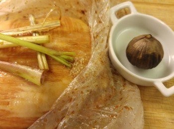 step1: 先將香茅拍爛切幾段,連同所有<span class="group_2">醃料</span>一同醃豬頸肉,醃製最少半小時。