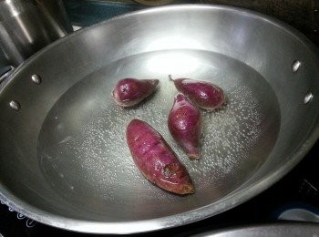 step1: 將蕃薯洗淨後用滾水烚30分鐘