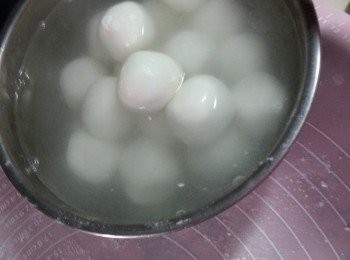 step9: 將粉團浸一浸水