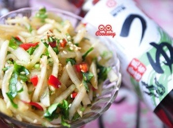 step8: 灑些白芝麻，開胃涼拌的小菜完成~