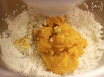 step3: 除液體材料(牛奶及橄欖油) 外, 所有材料混合均勻, 然後加入牛奶搓成不黏手麵團