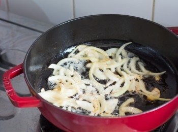 step4: 於同一個鍋子內，下洋蔥，炒約 3 – 4 分鐘至洋蔥變透明及金黃色