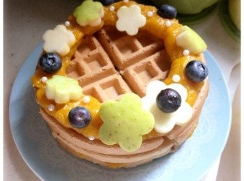 step3: 將唧袋剪開，圍著窩夫唧一個圓圈，用花花模將蘋果切成花型，隨意放在南瓜圈上，再放點藍莓和珍珠糖，南瓜花環便完成。

Enjoy!??