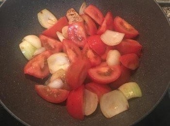 step4: 原鍋再放入少許橄欖油，炒香洋蔥及薑後入蕃茄略炒，加一碗水略拌後，再全部倒入湯鍋中。