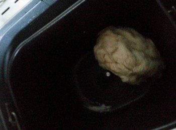 step2: 用面包機搓面粉及發酵約1小時