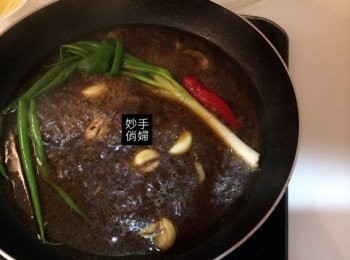 step4: ***紅燒步驟***
起鍋加油之後,放入蔥段辣椒蒜頭爆香,
接著倒入醬汁(豆瓣醬一匙+醬油兩匙+鹽巴一匙+糖一匙+五香粉一小匙+米酒),牛高湯和牛腩塊,
蓋上鍋蓋悶煮30分鐘即可~