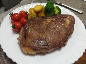 step5: 配上自己喜愛的配菜， 澆上適量現成燒汁便可食用。