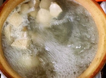 step4: 接著下清水，把除西洋菜外的其他材料放入鍋中煮至水開。