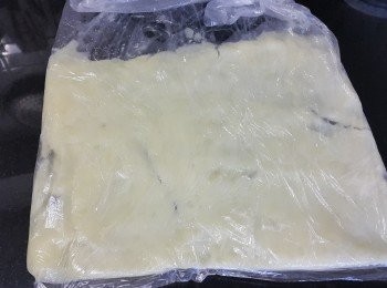 step2: 用食物袋將薯仔放入，再用平底器皿或鑊剷壓成薯蓉