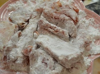 step3: 燒熱油鍋約 170度，將排骨均勻沾上薄薄的生粉。