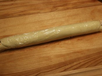 step6: 然後將其從一邊捲起來，捲緊，頭尾不整齊的麵皮可以切掉。 包上保鮮膜，冷凍約15-20分鐘（凍至麵條稍硬，可利於切片。）