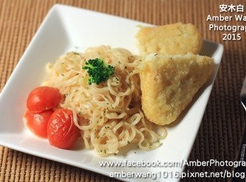 step4: 盛盤後，灑上適量洋香菜和放上已烤好的薯餅，趁熱享用。