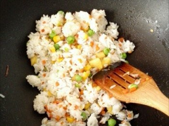 step6: 加入熟米飯，翻炒，同時打散米飯，是飯粒沒有粘連。