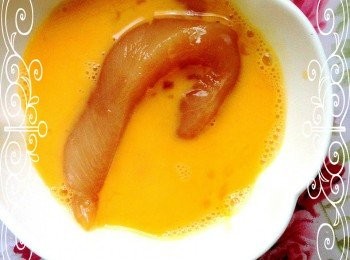 step5: 5.把醃好的雞柳條放入蛋液中.