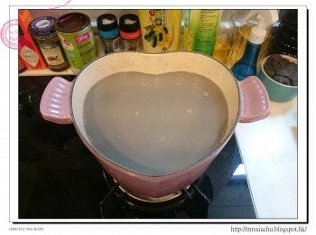 step7: 加入冰糖, 把芝麻糊煮滾即可。