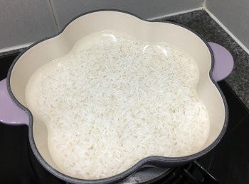 step3: 將米沖洗後, 加入煲子內, 再加1杯水, 1:1 份量, 中火加熱至水滾起 (約1分半鐘)