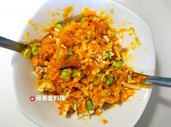 step2: 放入乳酪絲和毛豆，拌勻（雙手各拿一支湯匙拌，很方便）。