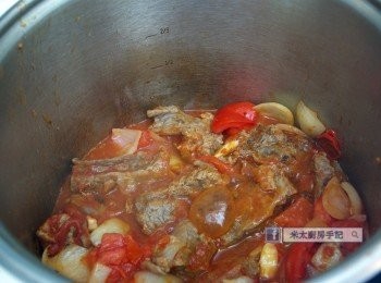step5: 最後加入番茄、白酒、牛肉湯和香葉，關蓋加壓燜25分鐘。
