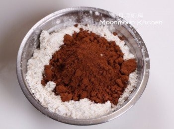 step6: 篩入可可粉及低筋粉拌成粉糰。