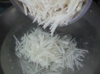 step4: 先將蘿蔔用滾水出水約2分鐘隔去水份備用(出水的水份不要)