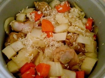 step5: 約5-8分鐘後將熱鍋中的<span class="group_1">食材</span>倒入電鍋內鍋中加入比生米少1杯的水量(因為伴炒過程中有加入1杯水了~)按下煮飯跳起後燜一下即可食用喔