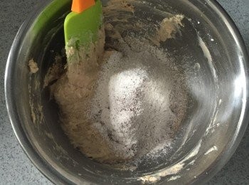step3: 篩入所有粉類，跟牛油混合物搓匀。