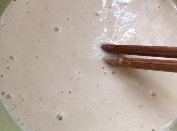 step1: 中筋麵粉、糖、鹽、辣椒粉拌勻，加入水份拌勻成麵糊。